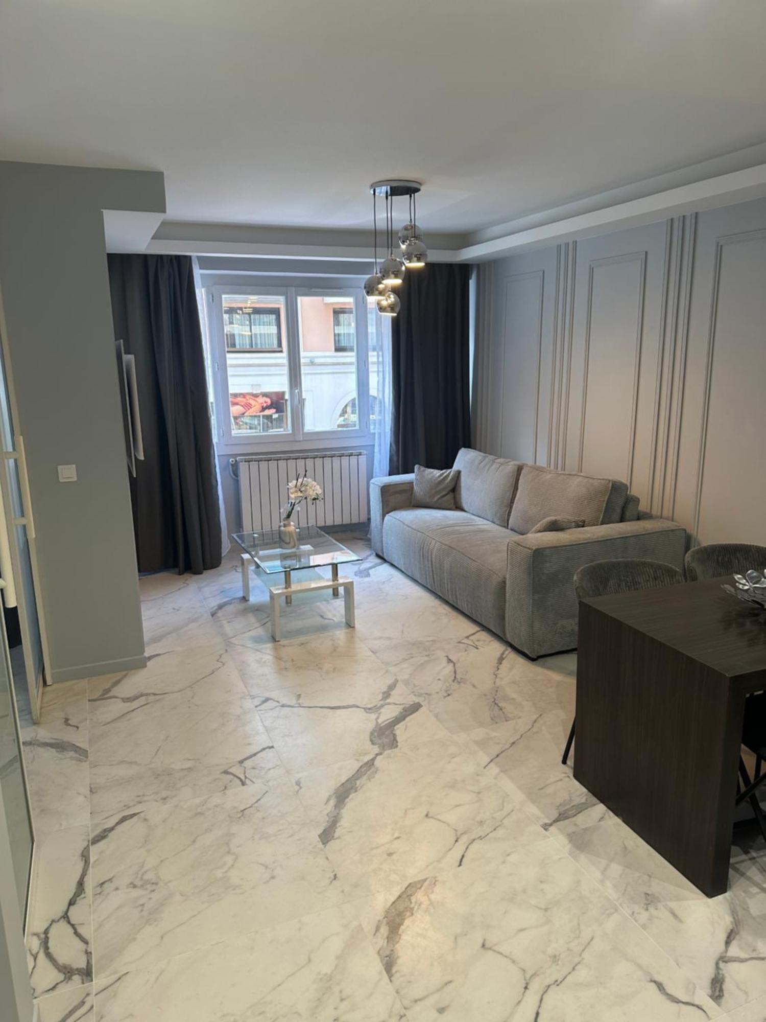 Position Croisette Martinez ! 150m From The Completely Renovated ! *