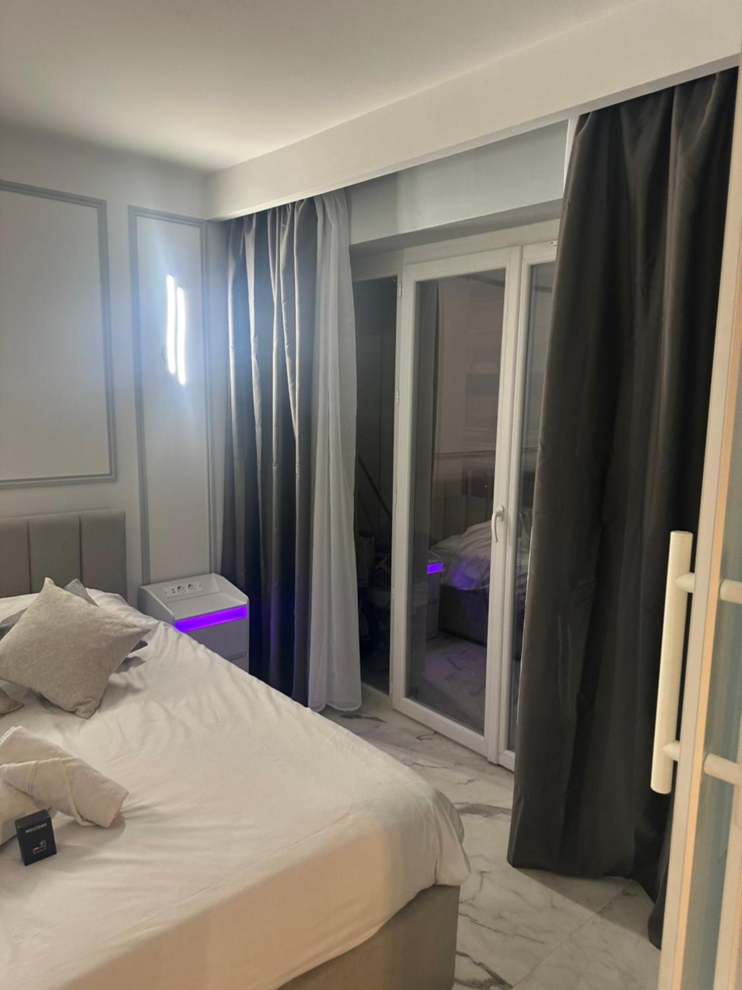 Position Croisette Martinez ! 150m From The Completely Renovated ! Appartement